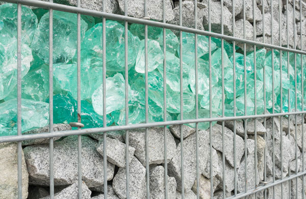 Glasbrocken Gabionensteine im modernen Garten